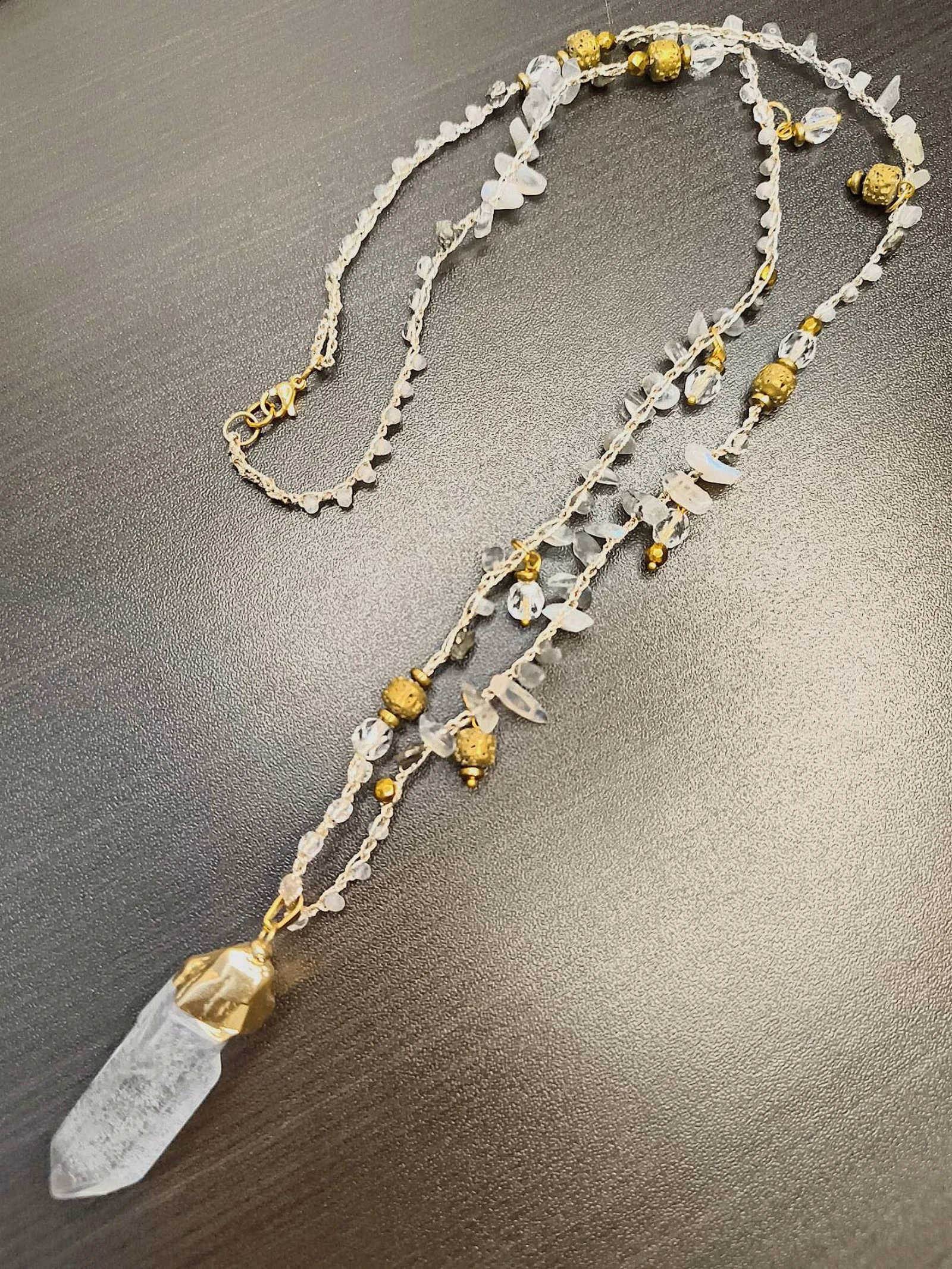Colar longo de crochê com quartzo – photo 2
